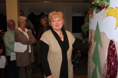 Irina vor der Geschenkemauer