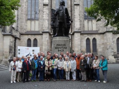 Die Reisegruppe am Bach - Denkmal vor der Thomaskirche